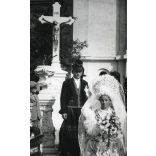 Nagyobb méret, Szendrő István fotóművészeti alkotása, gyönyörű matyó menyasszony a templom előtt, esküvő, népviselet, ünnep, néprajz, palóc (?) Borsod-Abaúj-Zemplén megye, 1930-as évek. Eredeti, pecséttel jelzett fotó, papírkép, Agfa Brovira papíron.