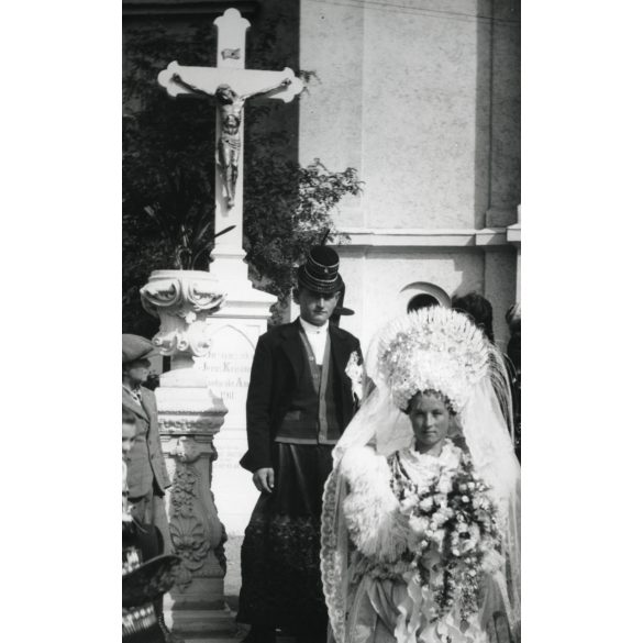 Nagyobb méret, Szendrő István fotóművészeti alkotása, gyönyörű matyó menyasszony a templom előtt, esküvő, népviselet, ünnep, néprajz, palóc (?) Borsod-Abaúj-Zemplén megye, 1930-as évek. Eredeti, pecséttel jelzett fotó, papírkép, Agfa Brovira papíron.