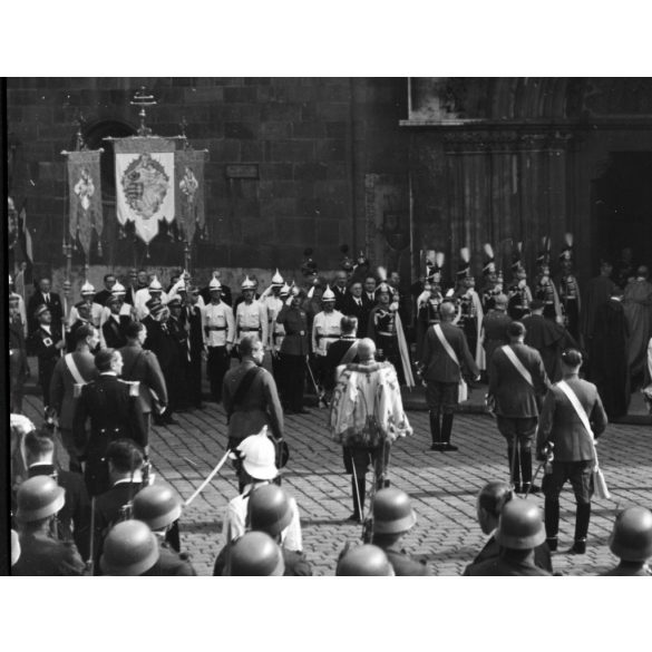 Nagyobb méret, Szendrő István fotóművészeti alkotása, Szent Jobb körmenet, Budapest, Budai Vár, katonák egyenruhában, egyházi és világi vezetők, Mátyás templom, 1930-as évek. Eredeti, pecséttel jelzett fotó, papírkép, Agfa Brovira papíron. Dekoráción