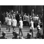 Nagyobb méret, Szendrő István fotóművészeti alkotása, Szent Jobb körmenet, Budapest, Budai Vár, katonák egyenruhában, egyházi és világi vezetők, Mátyás templom, 1930-as évek. Eredeti, pecséttel jelzett fotó, papírkép, Agfa Brovira papíron. Dekoráción