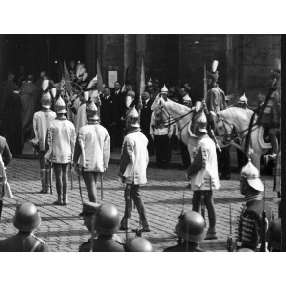Nagyobb méret, Szendrő István fotóművészeti alkotása, Szent Jobb körmenet, Budapest, Budai Vár, katonák egyenruhában, egyházi és világi vezetők, Mátyás templom, 1930-as évek. Eredeti, pecséttel jelzett fotó, papírkép, Agfa Brovira papíron. Dekoráción