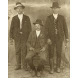Vásári műterem, Kistelek, fiatal férfiak ünneplőben, sétabot, kalap, csizma, monarchia, helytörténet, 1915, 1910-es évek, Eredeti „vásári kabinetfotó”, kézzel színezett kartonra ragasztott fotó.