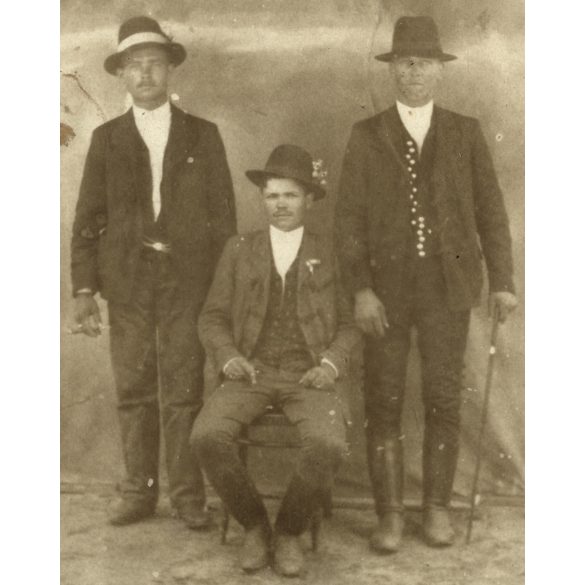 Vásári műterem, Kistelek, fiatal férfiak ünneplőben, sétabot, kalap, csizma, monarchia, helytörténet, 1915, 1910-es évek, Eredeti „vásári kabinetfotó”, kézzel színezett kartonra ragasztott fotó.