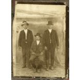 Vásári műterem, Kistelek, fiatal férfiak ünneplőben, sétabot, kalap, csizma, monarchia, helytörténet, 1915, 1910-es évek, Eredeti „vásári kabinetfotó”, kézzel színezett kartonra ragasztott fotó.