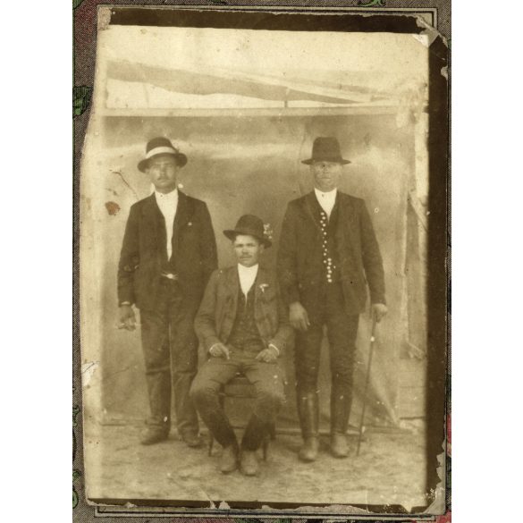 Vásári műterem, Kistelek, fiatal férfiak ünneplőben, sétabot, kalap, csizma, monarchia, helytörténet, 1915, 1910-es évek, Eredeti „vásári kabinetfotó”, kézzel színezett kartonra ragasztott fotó.