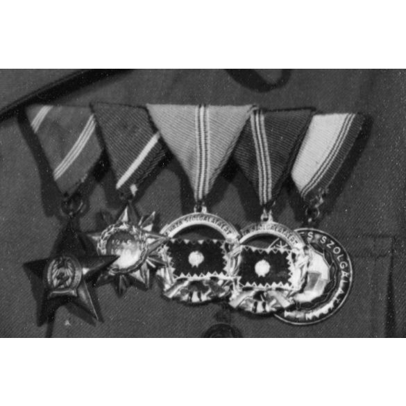 Munkásőr egyenruhában, kitüntetés, jelvény, érdemrend, politika, szocializmus, 1970-es évek, Eredeti fotó, papírkép.   