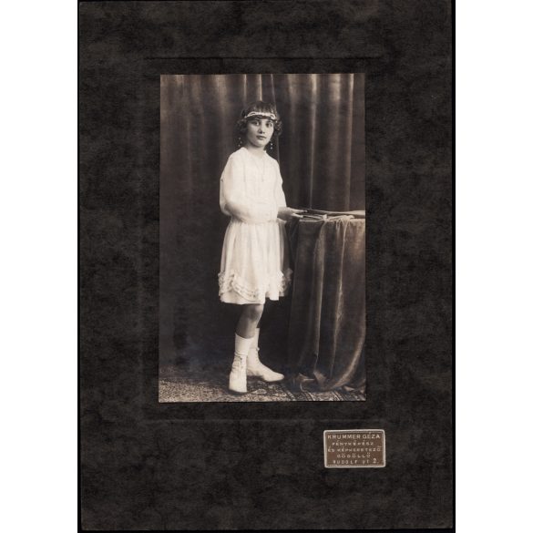 Nagyobb méret, Krummer Géza műterme, Gödöllő, elsőáldozó lány fehér ünneplő ruhában, Horthy-korszak, Pest megye, 1920-as évek, Eredeti fotó, jelzett kartonra ragasztott papírkép.   