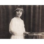 Nagyobb méret, Krummer Géza műterme, Gödöllő, elsőáldozó lány fehér ünneplő ruhában, Horthy-korszak, Pest megye, 1920-as évek, Eredeti fotó, jelzett kartonra ragasztott papírkép.   