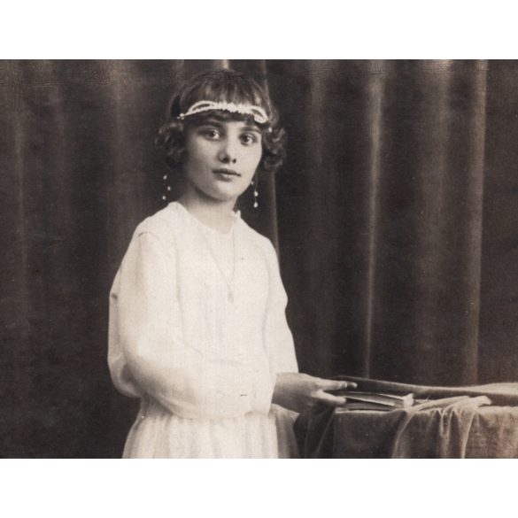 Nagyobb méret, Krummer Géza műterme, Gödöllő, elsőáldozó lány fehér ünneplő ruhában, Horthy-korszak, Pest megye, 1920-as évek, Eredeti fotó, jelzett kartonra ragasztott papírkép.   