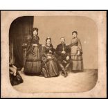 Nagyobb méret, családportré nevesített szereplőkkel, Tamár József,  Tamár Józsefné (szül. Heszterényi Franciska), Tamár Etelka (később Reményik Béláné) és Tamár Jalántha (?), monarchia, 1870-es évek, Eredeti ritka nagyméretű fotó, hátulján feliratozo