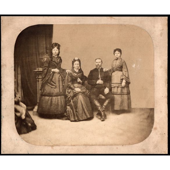 Nagyobb méret, családportré nevesített szereplőkkel, Tamár József,  Tamár Józsefné (szül. Heszterényi Franciska), Tamár Etelka (később Reményik Béláné) és Tamár Jalántha (?), monarchia, 1870-es évek, Eredeti ritka nagyméretű fotó, hátulján feliratozo