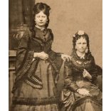 Nagyobb méret, családportré nevesített szereplőkkel, Tamár József,  Tamár Józsefné (szül. Heszterényi Franciska), Tamár Etelka (később Reményik Béláné) és Tamár Jalántha (?), monarchia, 1870-es évek, Eredeti ritka nagyméretű fotó, hátulján feliratozo