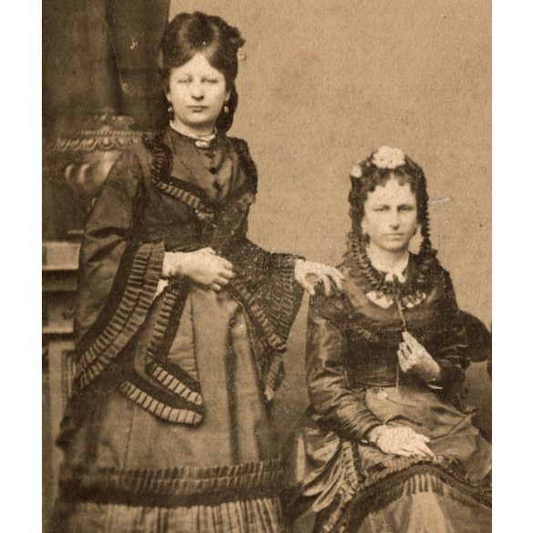 Nagyobb méret, családportré nevesített szereplőkkel, Tamár József,  Tamár Józsefné (szül. Heszterényi Franciska), Tamár Etelka (később Reményik Béláné) és Tamár Jalántha (?), monarchia, 1870-es évek, Eredeti ritka nagyméretű fotó, hátulján feliratozo