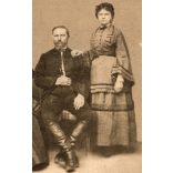 Nagyobb méret, családportré nevesített szereplőkkel, Tamár József,  Tamár Józsefné (szül. Heszterényi Franciska), Tamár Etelka (később Reményik Béláné) és Tamár Jalántha (?), monarchia, 1870-es évek, Eredeti ritka nagyméretű fotó, hátulján feliratozo