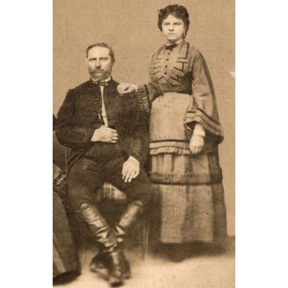 Nagyobb méret, családportré nevesített szereplőkkel, Tamár József,  Tamár Józsefné (szül. Heszterényi Franciska), Tamár Etelka (később Reményik Béláné) és Tamár Jalántha (?), monarchia, 1870-es évek, Eredeti ritka nagyméretű fotó, hátulján feliratozo