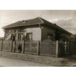 2 darab nagyobb méretű fotó 1 karton két oldalán, Miskolc, Kovács Lajos könyvelő háza dr. Farkas Jenő utca 21, valamint Jávorszky Lajos lakatos háza, Kőporos utca 10, Horthy-korszak, helytörténet, 1930-as évek, Eredeti fotó, papírkép. 