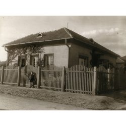   2 darab nagyobb méretű fotó 1 karton két oldalán, Miskolc, Kovács Lajos könyvelő háza dr. Farkas Jenő utca 21, valamint Jávorszky Lajos lakatos háza, Kőporos utca 10, Horthy-korszak, helytörténet, 1930-as évek, Eredeti fotó, papírkép. 