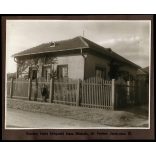 2 darab nagyobb méretű fotó 1 karton két oldalán, Miskolc, Kovács Lajos könyvelő háza dr. Farkas Jenő utca 21, valamint Jávorszky Lajos lakatos háza, Kőporos utca 10, Horthy-korszak, helytörténet, 1930-as évek, Eredeti fotó, papírkép. 