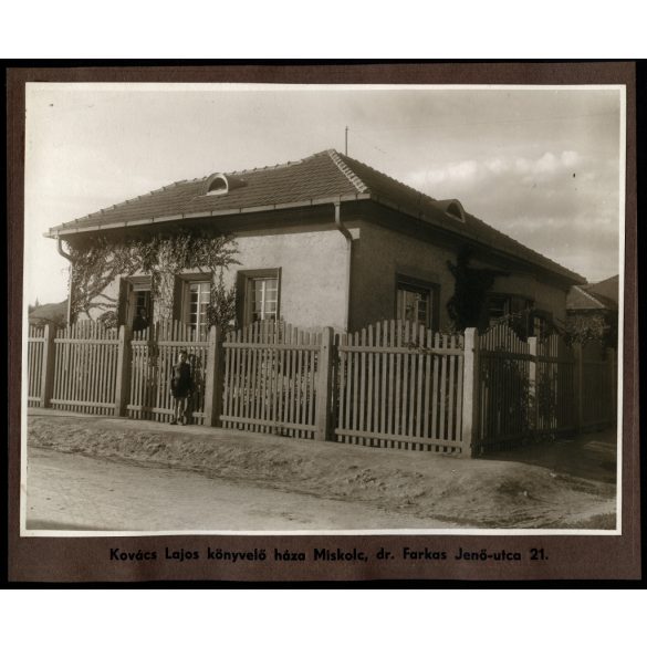 2 darab nagyobb méretű fotó 1 karton két oldalán, Miskolc, Kovács Lajos könyvelő háza dr. Farkas Jenő utca 21, valamint Jávorszky Lajos lakatos háza, Kőporos utca 10, Horthy-korszak, helytörténet, 1930-as évek, Eredeti fotó, papírkép. 