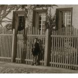 2 darab nagyobb méretű fotó 1 karton két oldalán, Miskolc, Kovács Lajos könyvelő háza dr. Farkas Jenő utca 21, valamint Jávorszky Lajos lakatos háza, Kőporos utca 10, Horthy-korszak, helytörténet, 1930-as évek, Eredeti fotó, papírkép. 