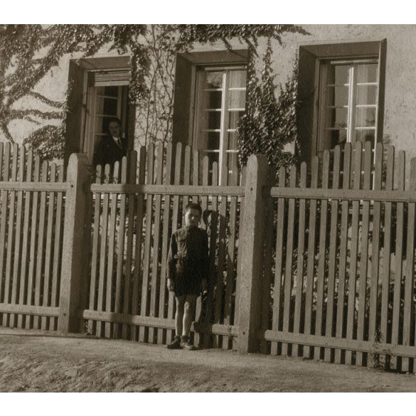 2 darab nagyobb méretű fotó 1 karton két oldalán, Miskolc, Kovács Lajos könyvelő háza dr. Farkas Jenő utca 21, valamint Jávorszky Lajos lakatos háza, Kőporos utca 10, Horthy-korszak, helytörténet, 1930-as évek, Eredeti fotó, papírkép. 