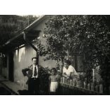 2 darab nagyobb méretű fotó 1 karton két oldalán, Miskolc, Kovács Lajos könyvelő háza dr. Farkas Jenő utca 21, valamint Jávorszky Lajos lakatos háza, Kőporos utca 10, Horthy-korszak, helytörténet, 1930-as évek, Eredeti fotó, papírkép. 