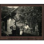 2 darab nagyobb méretű fotó 1 karton két oldalán, Miskolc, Kovács Lajos könyvelő háza dr. Farkas Jenő utca 21, valamint Jávorszky Lajos lakatos háza, Kőporos utca 10, Horthy-korszak, helytörténet, 1930-as évek, Eredeti fotó, papírkép. 