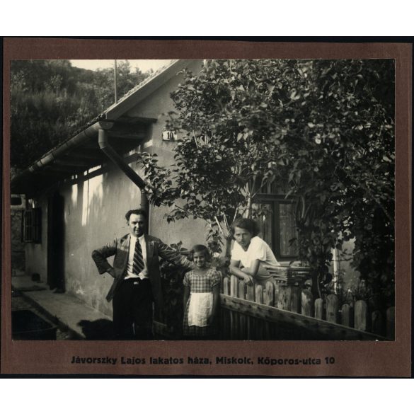 2 darab nagyobb méretű fotó 1 karton két oldalán, Miskolc, Kovács Lajos könyvelő háza dr. Farkas Jenő utca 21, valamint Jávorszky Lajos lakatos háza, Kőporos utca 10, Horthy-korszak, helytörténet, 1930-as évek, Eredeti fotó, papírkép. 