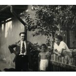 2 darab nagyobb méretű fotó 1 karton két oldalán, Miskolc, Kovács Lajos könyvelő háza dr. Farkas Jenő utca 21, valamint Jávorszky Lajos lakatos háza, Kőporos utca 10, Horthy-korszak, helytörténet, 1930-as évek, Eredeti fotó, papírkép. 