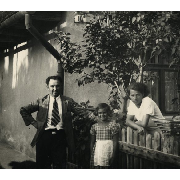 2 darab nagyobb méretű fotó 1 karton két oldalán, Miskolc, Kovács Lajos könyvelő háza dr. Farkas Jenő utca 21, valamint Jávorszky Lajos lakatos háza, Kőporos utca 10, Horthy-korszak, helytörténet, 1930-as évek, Eredeti fotó, papírkép. 