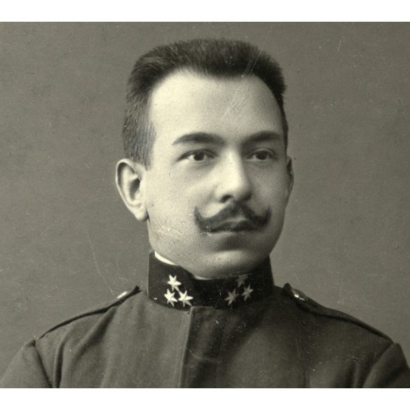 Szamossy műterem, Kassa, Felvidék, Hossza György katonatiszt, egyenruha, elegáns bajuszos úr portréja, monarchia, 1910-es évek, Eredeti CDV, hátulján feliratozott vizitkártya fotó.  