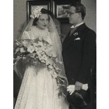 Schaffer fotó, ifjú pár a cserépkályhánál, Budapest, esküvő, menyasszony, vőlegény, szobabelső, virág, Horthy-korszak, 1938, 1930-as évek, Eredeti fotó, pecséttel jelzett papírkép. 