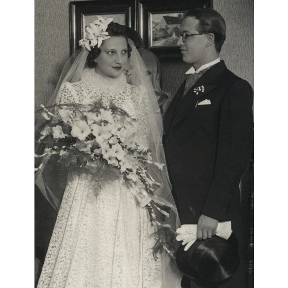 Schaffer fotó, ifjú pár a cserépkályhánál, Budapest, esküvő, menyasszony, vőlegény, szobabelső, virág, Horthy-korszak, 1938, 1930-as évek, Eredeti fotó, pecséttel jelzett papírkép. 