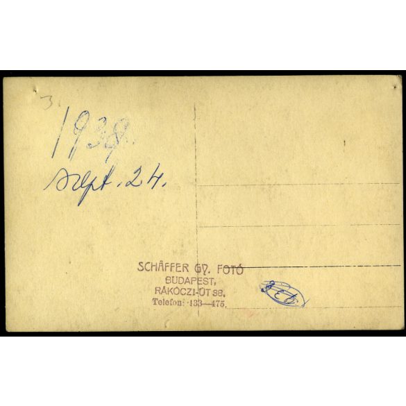 Schaffer fotó, ifjú pár a cserépkályhánál, Budapest, esküvő, menyasszony, vőlegény, szobabelső, virág, Horthy-korszak, 1938, 1930-as évek, Eredeti fotó, pecséttel jelzett papírkép. 