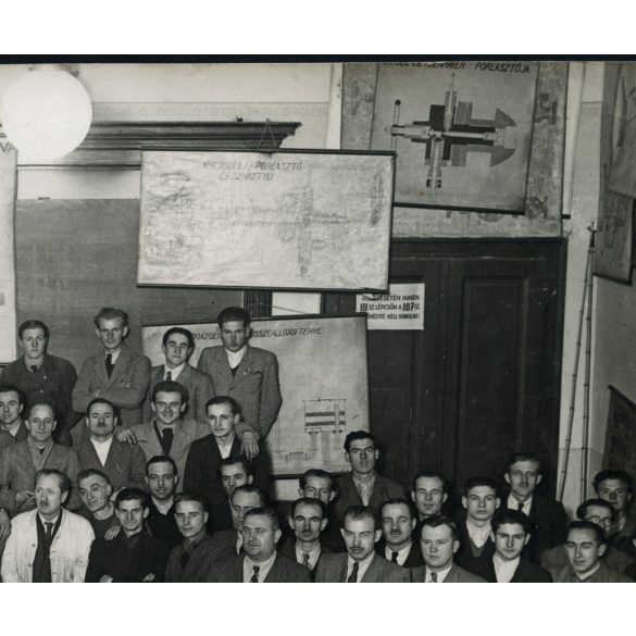 Nagyobb méret, Sándorovszky fényképész mester, Budapest, motorkezelői tanfolyam, jármű, közlekedés, Horthy-korszak, 1942, 1940-es évek, Eredeti fotó, papírkép.  