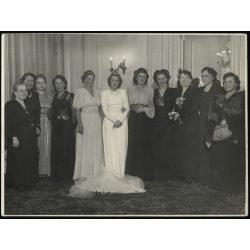   Nagyobb méret, Schaffer fotószalon, Budapest, Bánsághy Klári és Bessenyői Bessenyő Árpád alezredes esküvője, a menyasszony elegáns úri hölgyek társaságában, 2. világháború, Horthy-korszak, 1942, 1940-es évek, Eredeti fotó, pecséttel jelzett, hátulján