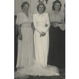 Nagyobb méret, Schaffer fotószalon, Budapest, Bánsághy Klári és Bessenyői Bessenyő Árpád alezredes esküvője, a menyasszony elegáns úri hölgyek társaságában, 2. világháború, Horthy-korszak, 1942, 1940-es évek, Eredeti fotó, pecséttel jelzett, hátulján