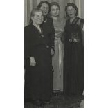 Nagyobb méret, Schaffer fotószalon, Budapest, Bánsághy Klári és Bessenyői Bessenyő Árpád alezredes esküvője, a menyasszony elegáns úri hölgyek társaságában, 2. világháború, Horthy-korszak, 1942, 1940-es évek, Eredeti fotó, pecséttel jelzett, hátulján