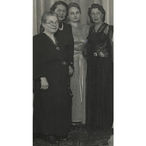 Nagyobb méret, Schaffer fotószalon, Budapest, Bánsághy Klári és Bessenyői Bessenyő Árpád alezredes esküvője, a menyasszony elegáns úri hölgyek társaságában, 2. világháború, Horthy-korszak, 1942, 1940-es évek, Eredeti fotó, pecséttel jelzett, hátulján