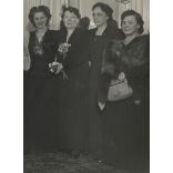 Nagyobb méret, Schaffer fotószalon, Budapest, Bánsághy Klári és Bessenyői Bessenyő Árpád alezredes esküvője, a menyasszony elegáns úri hölgyek társaságában, 2. világháború, Horthy-korszak, 1942, 1940-es évek, Eredeti fotó, pecséttel jelzett, hátulján