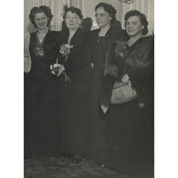 Nagyobb méret, Schaffer fotószalon, Budapest, Bánsághy Klári és Bessenyői Bessenyő Árpád alezredes esküvője, a menyasszony elegáns úri hölgyek társaságában, 2. világháború, Horthy-korszak, 1942, 1940-es évek, Eredeti fotó, pecséttel jelzett, hátulján