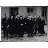 Nagyobb méret, Kaulich Rudolf fotóriporter, Budapest, a Bessenyői Bessenyő család aranylakodalmat ünnepelnek a Kistemplom utcai házukban, katonatiszt, egyenruha, Horthy-korszak, 1937, 1930-as évek, Eredeti fotó, pecséttel jelzett, hátulján a szereplő