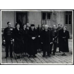   Nagyobb méret, Kaulich Rudolf fotóriporter, Budapest, a Bessenyői Bessenyő család aranylakodalmat ünnepelnek a Kistemplom utcai házukban, katonatiszt, egyenruha, Horthy-korszak, 1937, 1930-as évek, Eredeti fotó, pecséttel jelzett, hátulján a szereplő