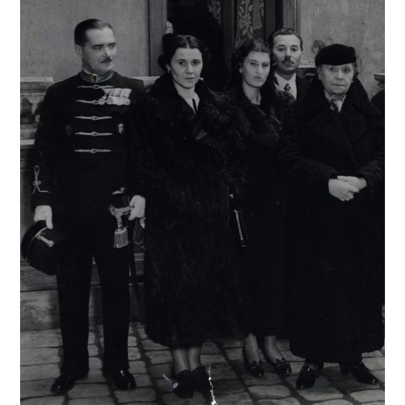 Nagyobb méret, Kaulich Rudolf fotóriporter, Budapest, a Bessenyői Bessenyő család aranylakodalmat ünnepelnek a Kistemplom utcai házukban, katonatiszt, egyenruha, Horthy-korszak, 1937, 1930-as évek, Eredeti fotó, pecséttel jelzett, hátulján a szereplő