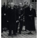 Nagyobb méret, Kaulich Rudolf fotóriporter, Budapest, a Bessenyői Bessenyő család aranylakodalmat ünnepelnek a Kistemplom utcai házukban, katonatiszt, egyenruha, Horthy-korszak, 1937, 1930-as évek, Eredeti fotó, pecséttel jelzett, hátulján a szereplő