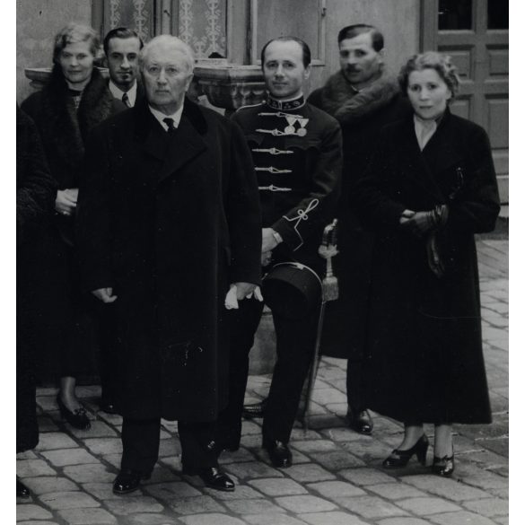 Nagyobb méret, Kaulich Rudolf fotóriporter, Budapest, a Bessenyői Bessenyő család aranylakodalmat ünnepelnek a Kistemplom utcai házukban, katonatiszt, egyenruha, Horthy-korszak, 1937, 1930-as évek, Eredeti fotó, pecséttel jelzett, hátulján a szereplő