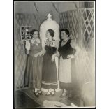 Nagyobb méret, Szeged, Pick estély, elegáns nők Pick plakáttal, reklám, cserépkályha, Horthy-korszak, 1937. január 6, 1930-as évek, Eredeti fotó, papírkép.