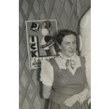 Nagyobb méret, Szeged, Pick estély, elegáns nők Pick plakáttal, reklám, cserépkályha, Horthy-korszak, 1937. január 6, 1930-as évek, Eredeti fotó, papírkép.