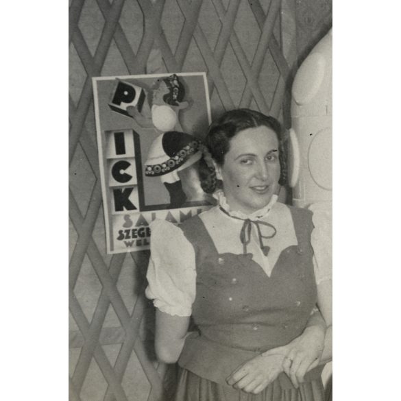 Nagyobb méret, Szeged, Pick estély, elegáns nők Pick plakáttal, reklám, cserépkályha, Horthy-korszak, 1937. január 6, 1930-as évek, Eredeti fotó, papírkép.