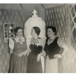 Nagyobb méret, Szeged, Pick estély, elegáns nők Pick plakáttal, reklám, cserépkályha, Horthy-korszak, 1937. január 6, 1930-as évek, Eredeti fotó, papírkép.